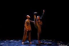 FARAEKOTO Direction artistique et choregraphie Severine Bidaud, Aide chorégraphie Joelle Iffrig, Textes et conseils dramaturgiques Marion Aubert, Costumes Alice Touvet, Musiques originales Natyve, Lumieres Esteban Loirat, Video Pascal Minet, Maison des Arts de Creteil le 4 fevrier 2022.
Interpretes : Sandra Geco et Giovanni Leocadie
(photo by Patrick Berger)