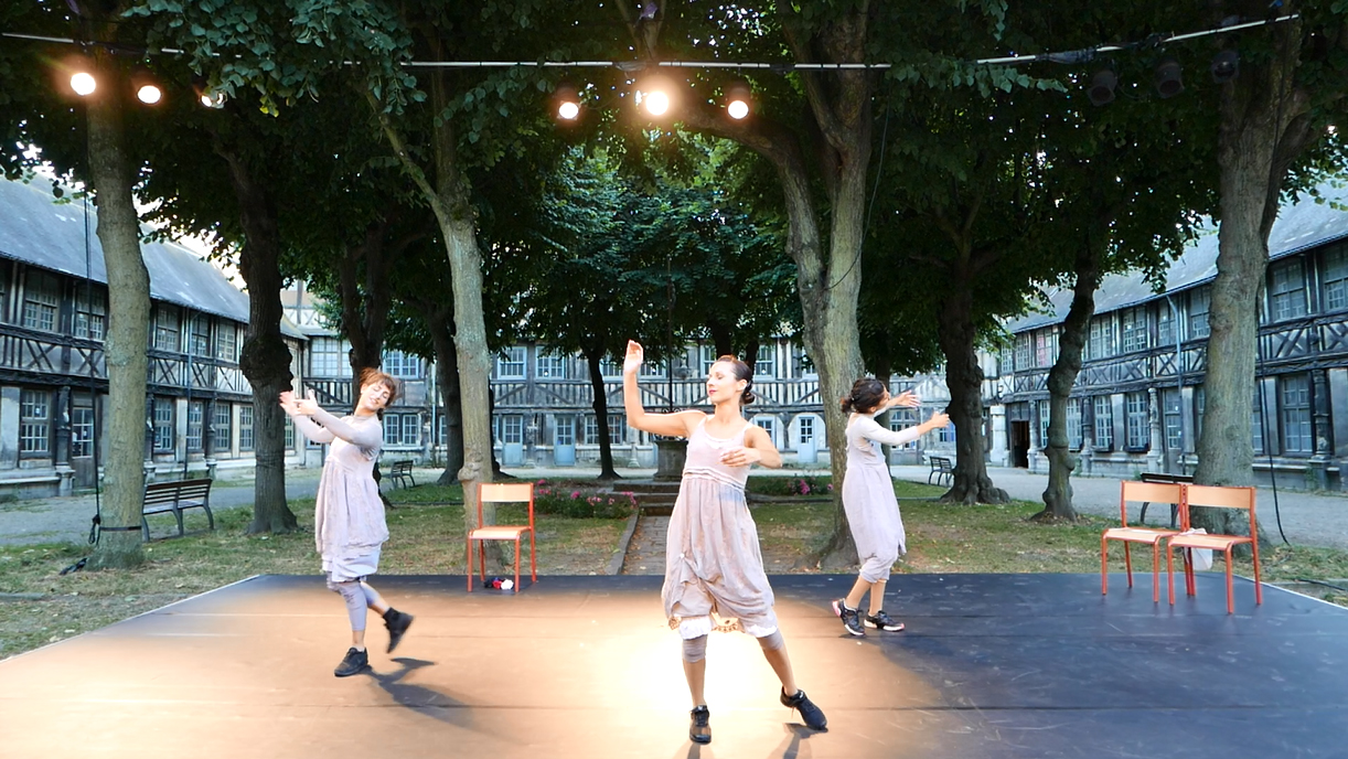 « Dis, à quoi tu danses ? »(extraits) et "Je me sens bien" (extraits) à Saint André sur Orne (14)